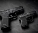 Pistola 9mm e pistola .380 lado a lado sobre superfície de ardósia escura no tema pistola 9mm ou .380