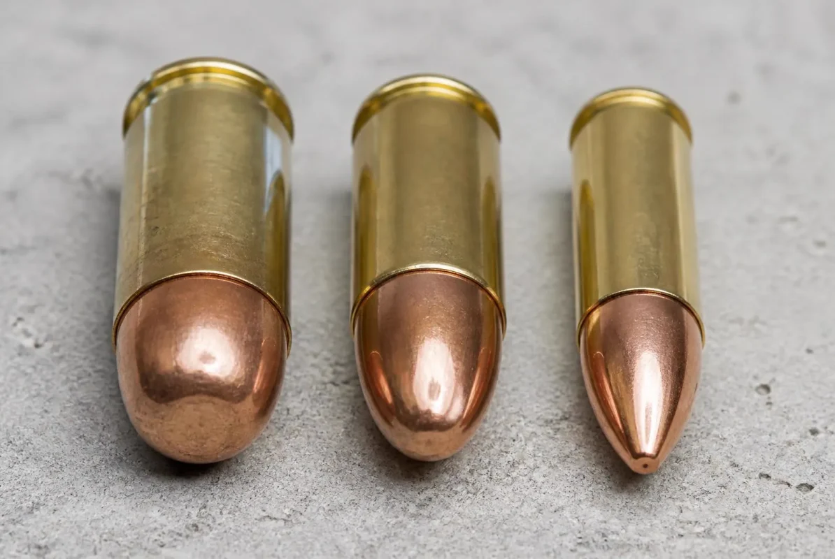 calibres de pistola:	Macro de três cartuchos de pistola mostrando diferença de diâmetro e estojo