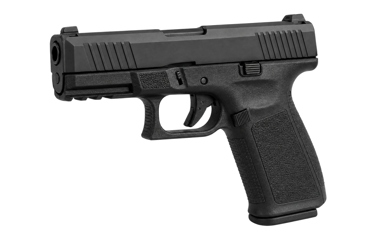 Pistola semiautomática preta em perfil sobre fundo transparente