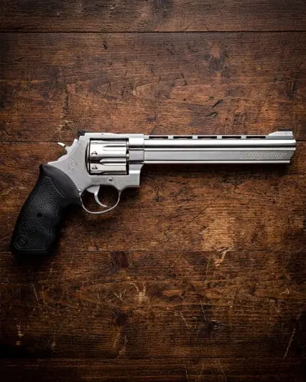 Revólver calibre .38: capa, revolver encima da mesa